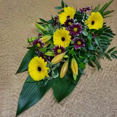 Sargstrauß mit gemischten Blumen